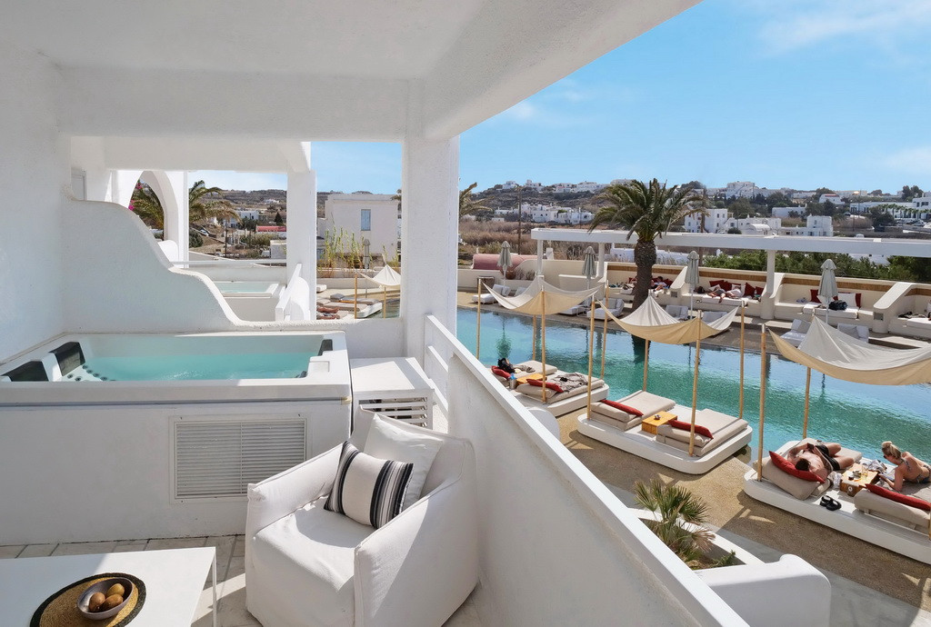 Junior suite pool view outdoor jacuzzi